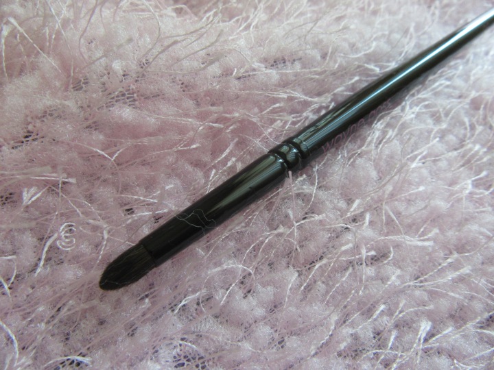 Brush 05: A pencil brush, perfect to create a smokey dual color look. This can also be used on the lower lash line for extra oomph!