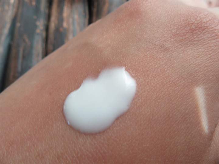 The primer has a slight coconut scent and leaves the skin intensely hydrated